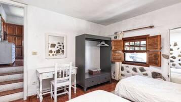 1 slaapkamer, een bureau, een strijkplank/strijkijzer, gratis wifi