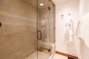 Condo, 2 chambres | Salle de bain | Serviettes fournies
