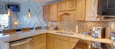Studio | Private kitchen | Fridge, oven, coffee/tea maker, toaster