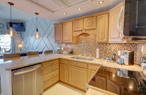 Studio | Eget kök | Kylskåp, ugn, kaffe- och tebryggare och brödrost