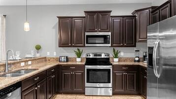 Een koelkast, een magnetron, een oven, een kookplaat