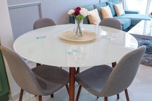 Dining - StayShort - Artistic 1-Bedroom Apartment perfect for couple at Mayfair Tower, Bu (Downtown/Business Bay)