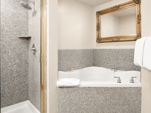 Villa, 3 Bedrooms | Bathroom | Towels - Villa 1082 3 Bed 3 Bath Full Kitchen 3 Bedroom Villa (Midway)
