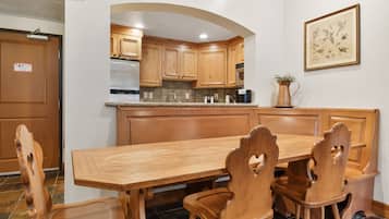 Villa, 3 Bedrooms | Dining