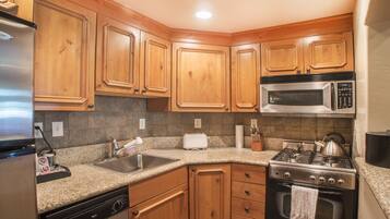 Villa, 3 Bedrooms | Private kitchen | Fridge, oven, coffee/tea maker, toaster