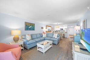 Condo, 2 habitaciones | Área de sala de estar | Televisión 