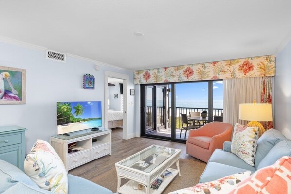 Condo, 2 chambres | Aire de séjour | Téléviseur