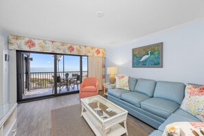 Apartamento, 2 habitaciones | Zona de estar | Una televisión