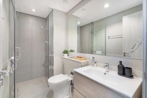 Shower, towels, soap, shampoo - StayShort - Stylish 1-Bedroom Apartment with Stunning Canal Views at Business Bay! (Downtown/Business Bay)