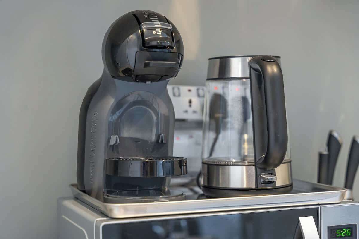 Eine Kaffeemaschine mit digitaler Anzeige, die 9:26 Uhr zeigt.