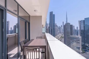 Outdoor dining - StayShort - Stylish 1-Bedroom Apartment with Stunning Canal Views at Business Ba (Downtown/Business Bay)