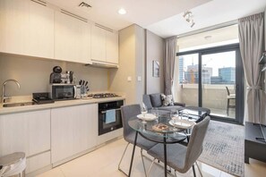 High chair - StayShort - Stylish 1-Bedroom Apartment with Stunning Canal Views at Business Ba (Downtown/Business Bay)