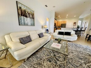 House, 5 Bedrooms | Living area