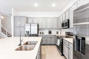 Vila, vários quartos | Cozinha privada