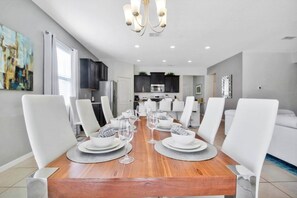 Villa, 5 Bedrooms | Dining