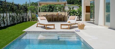 Een verwarmd zwembad