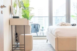 1 bedroom, desk, travel crib, WiFi