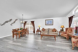 Villa, 4 chambres | Coin séjour