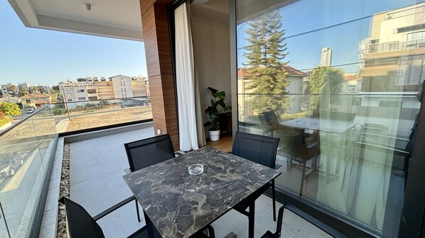 Apartment, Smoking