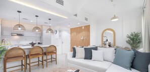 TV - StayShort - Charming and Cozy 2BR Stay in Dubai Marina! (Marina/JBR)