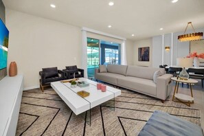 Biệt thự, nhiều phòng ngủ | Khu phòng khách | TV 