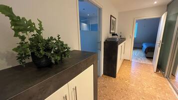 3 bedrooms, internet, bed sheets