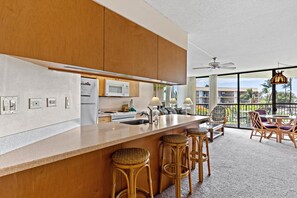 Private kitchen - Maui Sunset A412 1 Bedroom Condo (Kihei)