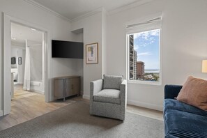 Condo, 4 habitaciones | Área de sala de estar