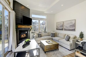 單棟房屋, 4 間臥室 | 客廳 | 智能電視