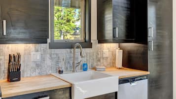 House, 4 Bedrooms | Private kitchen | Fridge, oven, coffee/tea maker, toaster