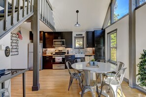 Nhà, 4 phòng ngủ | Khu ăn uống