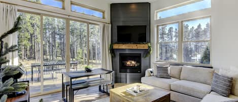 獨棟房屋, 4 間臥室 | 起居區 | 智慧型電視