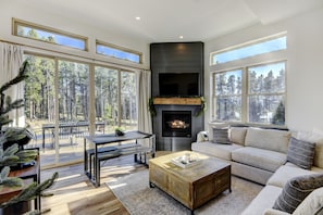 Maison, 4 chambres | Coin séjour | TV connectée