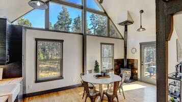 House, 4 Bedrooms | Dining