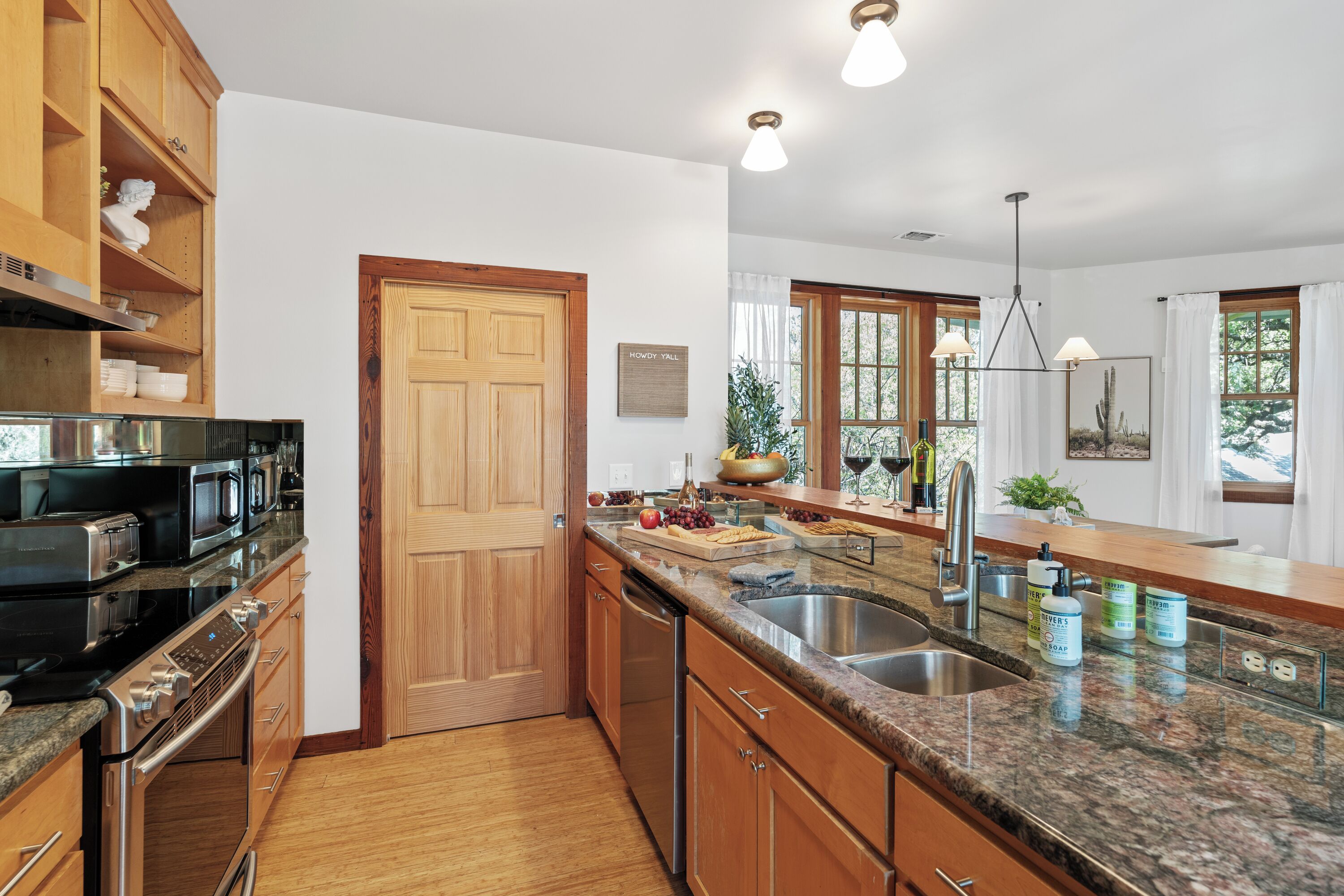 Mikrobølgeovn, ovn, kokeplater og vannkoker