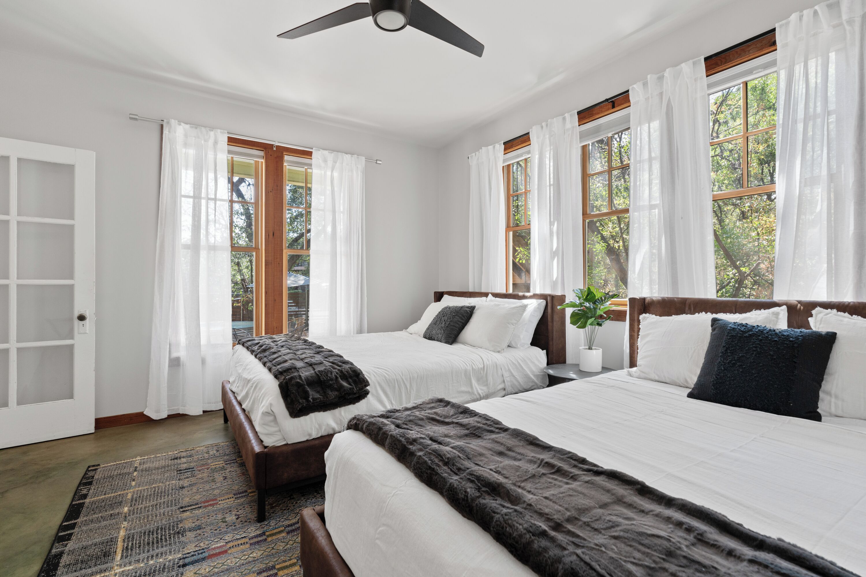 4 多间卧室、笔记本电脑工作区、免费 WiFi