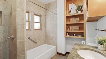 Rumah Comfort, pemandangan kota | Kamar mandi | Kombinasi shower/bathtub, handuk, sabun, dan sampo
