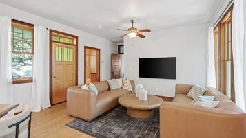 Rumah Comfort, pemandangan kota | 4 kamar tidur, ruang kerja ramah laptop, dan Wi-Fi gratis