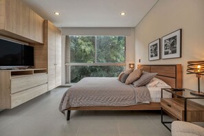 1 chambre, bureau, fer et planche à repasser, lit parapluie