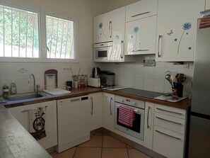 Frigorífico, microondas, horno y placa de cocina