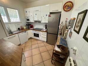 Køleskab, mikrobølgeovn, ovn, kogeplade