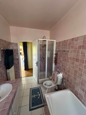 シャワー、ヘアドライヤー、タオル