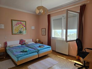 4 slaapkamers, een strijkplank/strijkijzer, gratis wifi, beddengoed