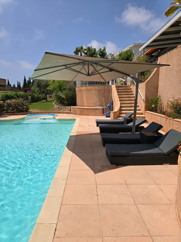 Una piscina al aire libre, una piscina climatizada