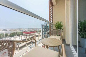 Property grounds - StayShort - Elegant 1-Bedroom Apartment in Jumeirah Village Triangle with Balcon (دبي)
