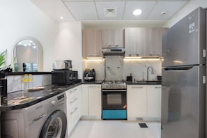 High chair - StayShort - Elegant 1-Bedroom Apartment in Jumeirah Village Triangle with Balcon (دبي)