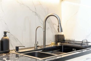 High chair - StayShort - Elegant 1-Bedroom Apartment in Jumeirah Village Triangle with Balcon (دبي)