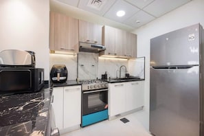 High chair - StayShort - Elegant 1-Bedroom Apartment in Jumeirah Village Triangle with Balcon (دبي)