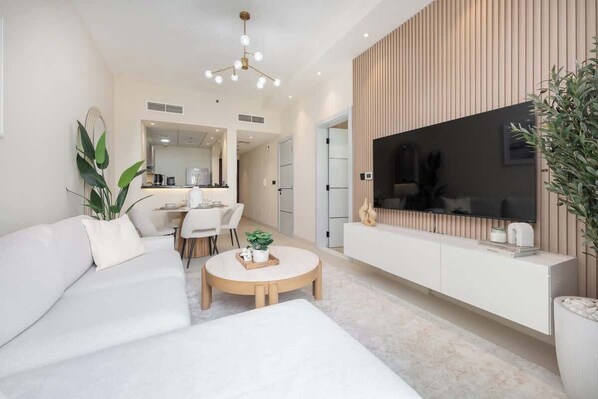 TV - StayShort - Elegant 1-Bedroom Apartment in Jumeirah Village Triangle with Balcon (دبي)