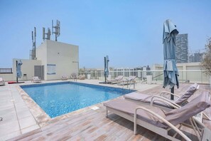 Pool - StayShort - Elegant 1-Bedroom Apartment in Jumeirah Village Triangle with Balcon (دبي)